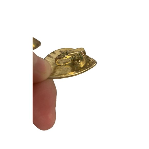 Vintage Crown Trifari Shell Shaped Gold Tone Clip Earrings - Picture 5 of 7